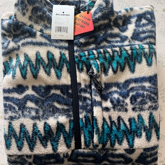An awesome beautiful mountain print heavy weight pullover from Billabong. - Picture 5 of 7